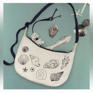 BAGGU Medium Nylon Crescent Bag - Embroidered Seashell